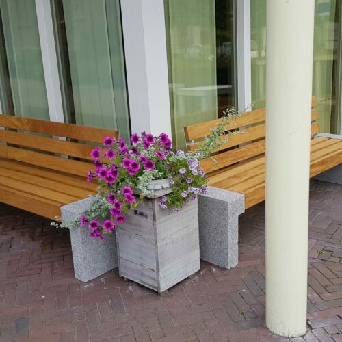 Parkbank model Kampas 17 parkbank model Kampas, door de betonsteunen goed vrijstaand te plaatsen. Deze staan in Casteren